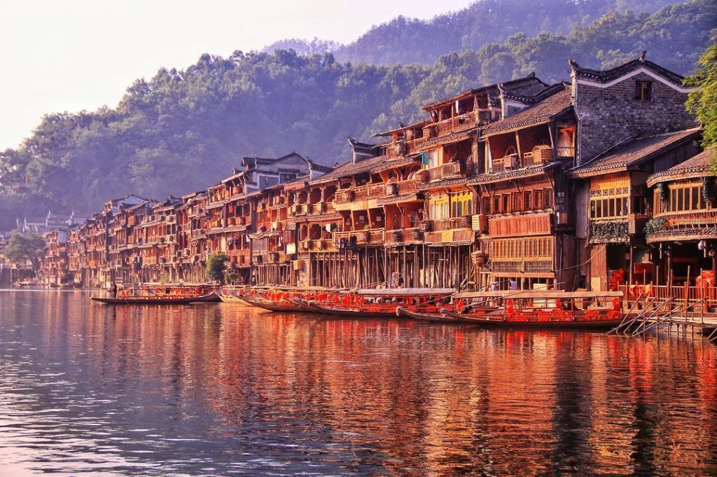 Khám Phá Vẻ Đẹp Huyền Diệu của Phượng Hoàng Cổ Trấn